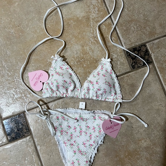 Cute and Pretty bikini - Picture 2 of 8